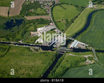 Canal e Aquaduct dall'aria, Stanley traghetto, Wakefield, West Yorkshire, nell'Inghilterra del Nord Foto Stock