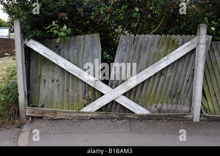 Una rotta, recinzione di legno. Foto Stock