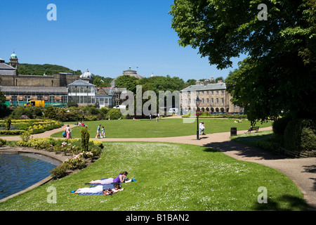 Ragazze rilassante al sole, il Pavilion Gardens, Buxton, Peak District, Derbyshire Inghilterra Foto Stock