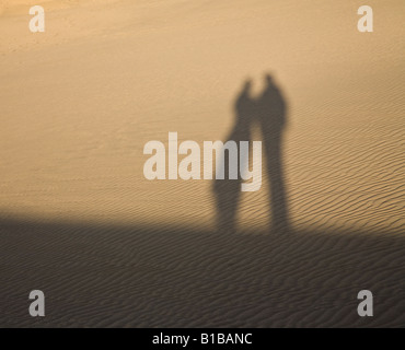 Ombra del giovane sulle dune di sabbia di Maspalomas Gran Canaria Spagna Foto Stock
