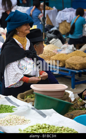 Persone anziane donne ecuadoriane nel mercato di Otavalo nel nord Ecuador in Sud America Foto Stock