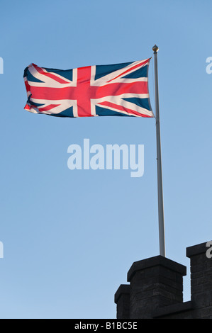 Una bandiera europea (Jack) della Gran Bretagna al vento su un cielo blu sullo sfondo. Un pezzo di Cardiff Castle Tower è incluso Foto Stock