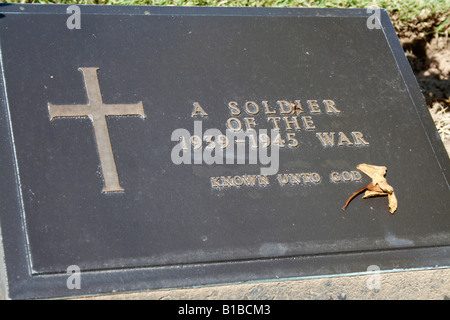 Tomba di guerra , British cimitero di guerra , il Ponte sul Fiume Kwai , Kanchanaburi , della Thailandia Foto Stock