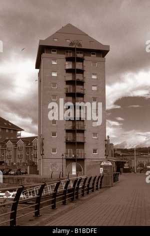 Un nero di seppia fotografia della zona residenziale di appartamenti in marina a Swansea Foto Stock