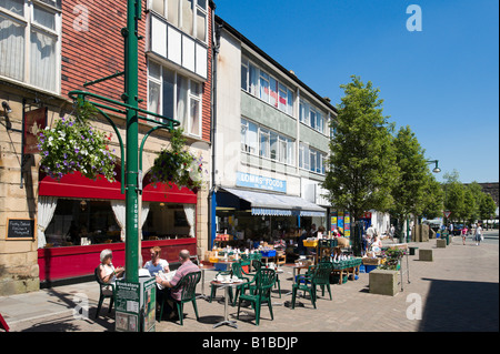 Cafe e negozi in Spring Gardens, Buxton, Peak District, Derbyshire, Inghilterra Foto Stock