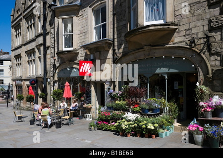 Cafe e il negozio di fiori nel centro della città, a Buxton, Peak District, Derbyshire, Inghilterra Foto Stock