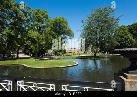 Vista dal ponte su un lago nel Pavilion Gardens, Buxton, Peak District, Derbyshire, England Regno Foto Stock