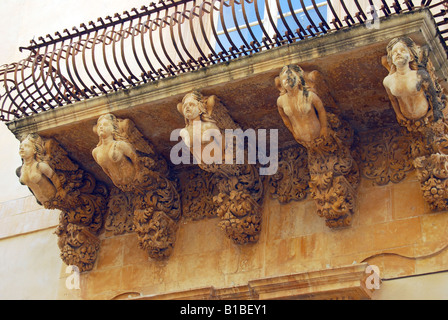 Balcone scolpiti, Palazzo Villadorata, Via Nicolaci, Noto, Provincia di Siracusa, Sicilia, Italia Foto Stock