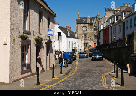 South Queensferry nr Edinburgh Scozia la strada principale con edifici Foto Stock