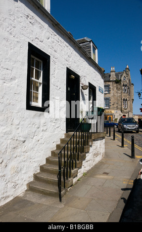 South Queensferry nr Edinburgh Scozia la strada principale con edifici Foto Stock