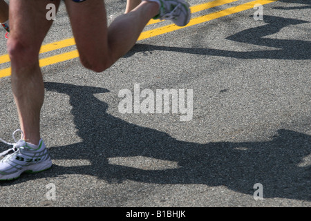 Guide di scorrimento delle gambe del 2008 a Boston Marathon, movimento sfocato. 21 aprile 2008, Hopkinton, Massachusetts. Foto Stock