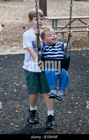 Fratelli giocando su attrezzature per parchi giochi al Silver River State Park in Florida Foto Stock