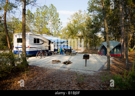 Camper Campeggio caravan al Silver River State Park, Ocala, Florida Foto Stock
