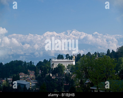 Il monte Khangchendzonga aleggia sopra stazione della collina di Darjeeling in India Foto Stock