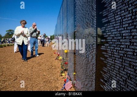 I familiari dei caduti della guerra del Vietnam cercare nomi sul viaggio memorial wall Foto Stock