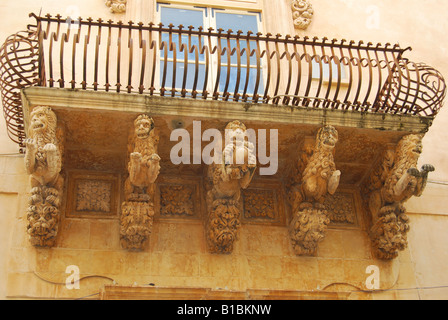 Balcone scolpiti, Palazzo Villadorata, Via Nicolaci, Noto, Provincia di Siracusa, Sicilia, Italia Foto Stock