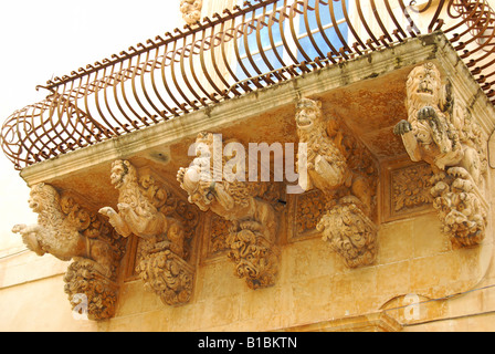 Balcone scolpiti, Palazzo Villadorata, Via Nicolaci, Noto, Provincia di Siracusa, Sicilia, Italia Foto Stock