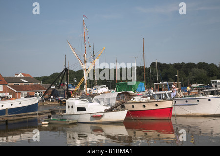 Barche sul fiume Deben, Woodbridge, Suffolk, Inghilterra Foto Stock