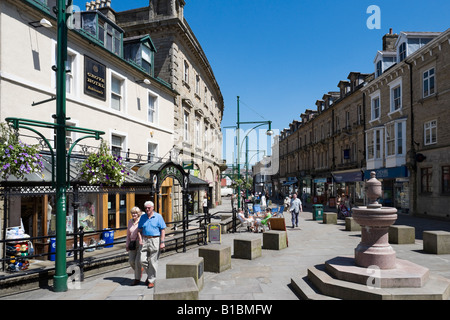 Zona pedonale per lo shopping in Spring Gardens, Buxton, Peak District, Derbyshire, Inghilterra Foto Stock