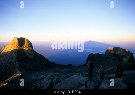 Gli alpinisti sguardo all'ombra proiettata da Mount Kinabalu su Sabah, Malesia. Foto Stock