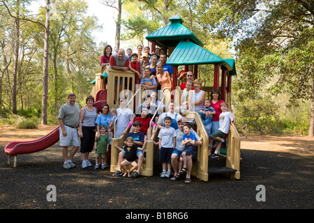 Un folto gruppo di persone pone al parco giochi al Silver River State Park in Florida Foto Stock
