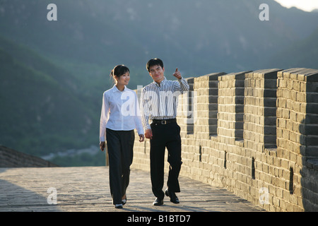 Imprenditore e imprenditrice camminare e parlare sulla Grande Muraglia,Beijing, Cina Foto Stock