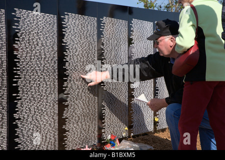 I familiari dei caduti della guerra del Vietnam cercare nomi sul viaggio memorial wall Foto Stock