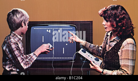 Informatica / elettronica, giochi, primo videogioco 'Pong', madre con figlio, Germania, circa 1976, Foto Stock