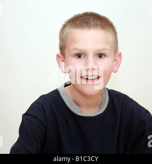 Ragazzo in studio cercando sorpreso Foto Stock