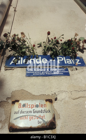 Le rose posto sulla strada segno della Piazza Allende in commemorazione di Salvador Allende a Amburgo, Germania Foto Stock
