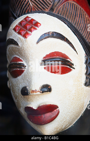 Una maschera tribale in una finestra di visualizzazione di un etica art shop in Adams Morgan Washington DC Foto Stock