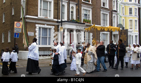 Corpus Domini Processione del Santissimo Sacramento, Notting Hill Londra Inghilterra REGNO UNITO Foto Stock