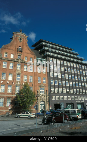 Edifici storici Messberg, stazione di polizia Klingberg e ufficio complesso Chilehaus (costruito nel 1922-24) di Amburgo, Germania Foto Stock