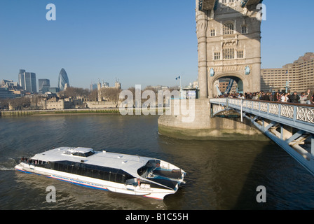 Una imbarcazione turistica che passa al di sotto di uno di Londons famosa attrazione turistica, Tower Bridge sul fiume Tamigi a Londra, Inghilterra Foto Stock