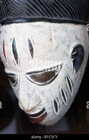 Una maschera tribale in una finestra di visualizzazione di un etica art shop in Adams Morgan Washington DC Foto Stock