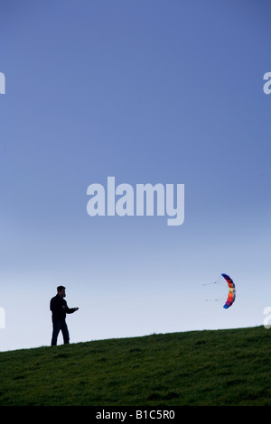 Kite flyer su Primrose Hill, London, Regno Unito Foto Stock