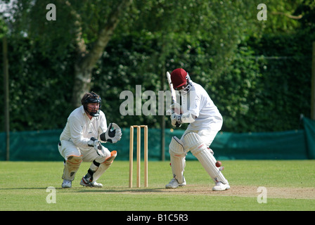 Village cricket a Exhall, Warwickshire, Inghilterra, Regno Unito Foto Stock