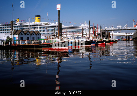 27 maggio 2003 - La nave da crociera Costa Mediterranea a Überseebrücke nel porto tedesco di Amburgo. Foto Stock