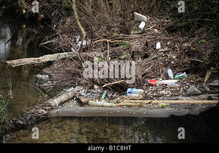 Raccoglie la spazzatura sul fiume Stour in Suffolk East Anglia Foto Stock