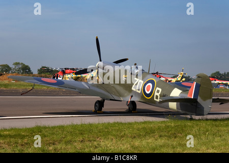 British guerra mondiale due aerei da caccia Spitfire Mark IXB MH434 a Biggin Hill Air Fair Giugno 2008 Foto Stock