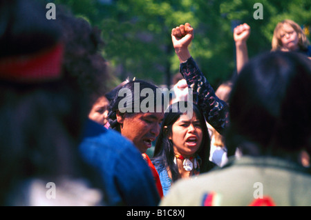 Nativi indiani americani, le Prime Nazioni, manifestazione di protesta, contestatori e manifestanti con pugno chiuso in aria Foto Stock