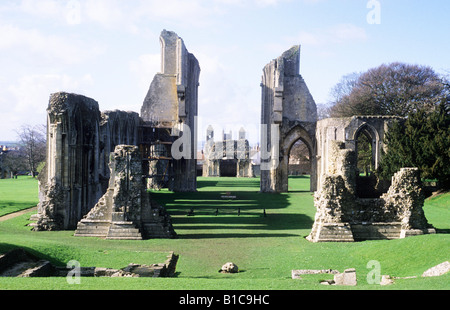 Abbazia di Glastonbury rovine inglese medievale del XIII secolo edificio monastico architettura Avalon King Arthur Queen Guinevere legenda Foto Stock