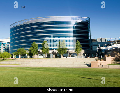 Sviluppo grattacielo nel centro di Tempe, AZ trova da Town Lake, con aeromobili nel cielo. Foto Stock