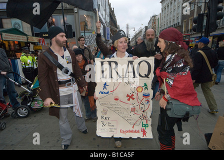La mano dal petrolio iracheno azione piratesco Tour di Londra su Oxford Street Foto Stock