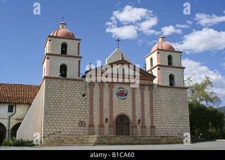 1823 La missione di Santa Barbara in California 1820 chiesa facciata orientale Foto Stock