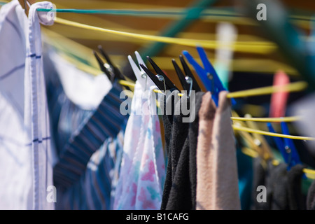 Il lavaggio appeso sulla linea per asciugare Foto Stock