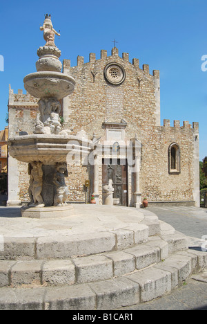 Cattedrale di San Nicola e la Fontana di Mermaid, Piazza Duomo, Taormina, Provincia di Messina, Sicilia, Italia Foto Stock