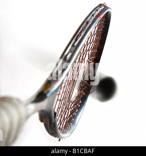 Azione fotografia di Squash palla rompere attraverso le corde di una racchetta da squash a velocità elevata su sfondo bianco. Foto Stock