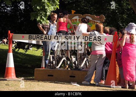 Festa! Festival picnic in riva al lago Platt Fields Park Fallowfield Manchester REGNO UNITO Foto Stock