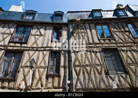 Xv secolo tipiche case a graticcio negozi di cui sopra nel vecchio Poitiers, Vienne, in Francia. Foto Stock